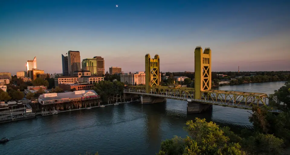 Sacramento skyline / Tower Bridge